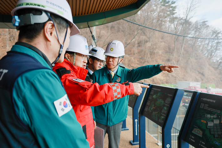 주낙영 경주시장과 조성돈 한국원자력환경공단 이사장이 산불 진화 훈련 현장을 점검하고 있다. 경주시 제공