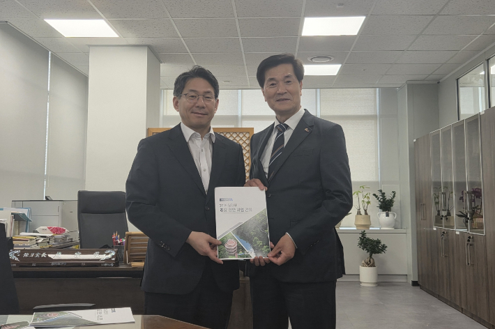 안병구 밀양시장과 기획예산처 조영범 예산실장이 밀양시 주요현안에 대한 논의 후 기념 촬영을 하고 있다. 밀양시 제공 