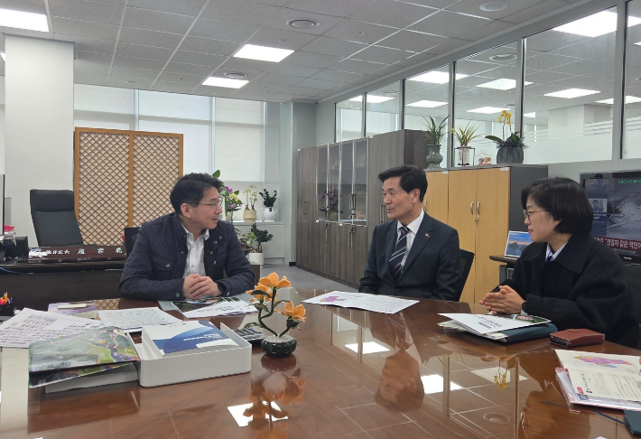 안병구 밀양시장이 4일 기획예산처 조영범 예산실장에게 푸드테크 연구지원센터, 나노산단 공공폐수처리시설 등 밀양시 주요현안 사업을 설명하고 있다. 밀양시 제공 