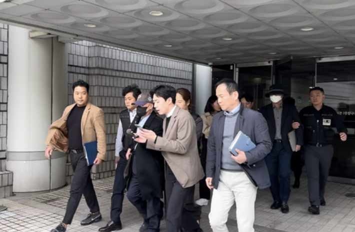 산모 권모씨에게 임신 중절 수술을 한 혐의로 기소된 사건 병원장 윤모씨와 심모씨. 연합뉴스