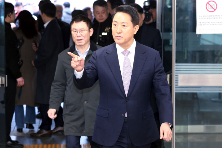 '명태균 여론조사비 대납' 의혹으로 기소된 오세훈 서울시장이 4일 오전 서울 서초구 서울중앙지방법원에서 열린 정치자금법위반 첫 공판에 출석하고 있다. 류영주 기자