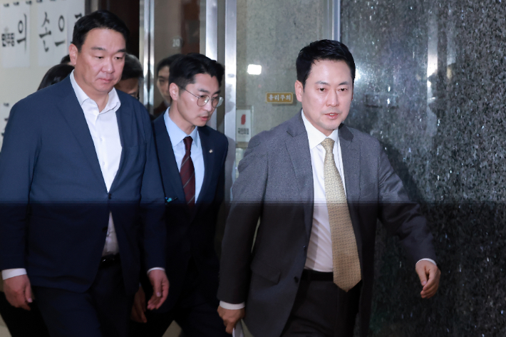 국민의힘 장동혁 대표가 4일 국회 당대표실에서 당내 소장파 '대안과 미래' 소속인 이성권 의원 등과 면담한 뒤 이동하고 있다. 연합뉴스