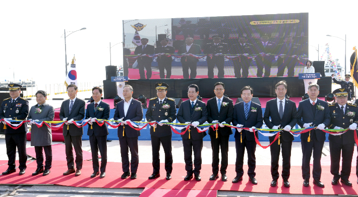 김영록 전라남도지사가 4일 목포 신항만 인근에서 열린 해양경찰 정비창 준공 및 출범식에서 내빈들과 테이프커팅을 하고 있다. 전라남도 제공