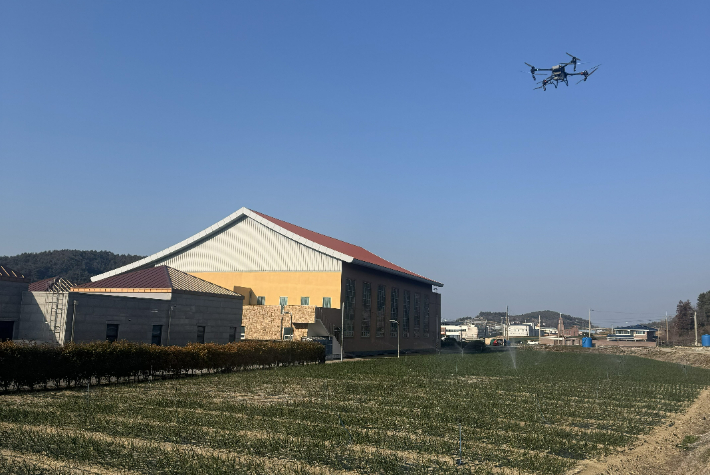 노지스마트농업 육성지구 -고흥 조생양파 드론 방제. 전라남도 제공