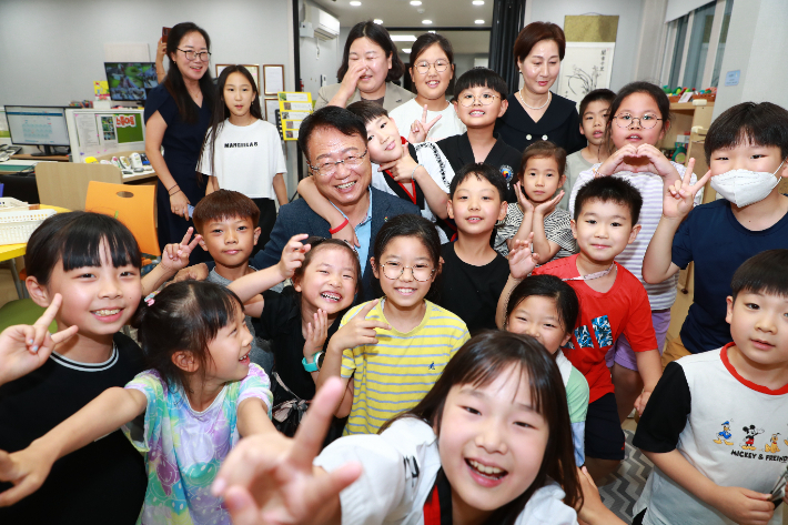 손병복 울진군수가 다함께돌봄센터에서 아이들과 기념사진을 촬영하고 있다. 울진군 제공