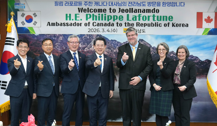 김영록 전라남도지사가 4일 도청 접견실에서 전남도청을 내방한 필립 라포르튠 주한 캐나다대사와 기념촬영을 하고 있다. 전라남도 제공 