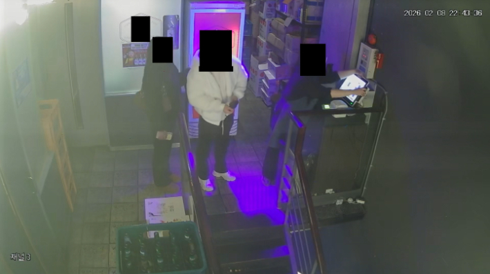 김씨가 범행 전날인 지난달 8일 두 번째 사망자 A씨와 서울 노원구의 한 술집에서 만난 모습. A씨 유족 측 법률대리인 빈센트 법률사무소 제공