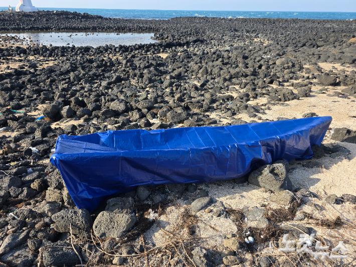 4일 오후 제주시 우도면 해안가에서 발견된 북한에서 떠내려온 것으로 추정되는 목선. 이창준 기자