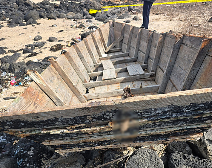 북한에서 떠내려온 것으로 추정되는 목선. 제주경찰청 제공