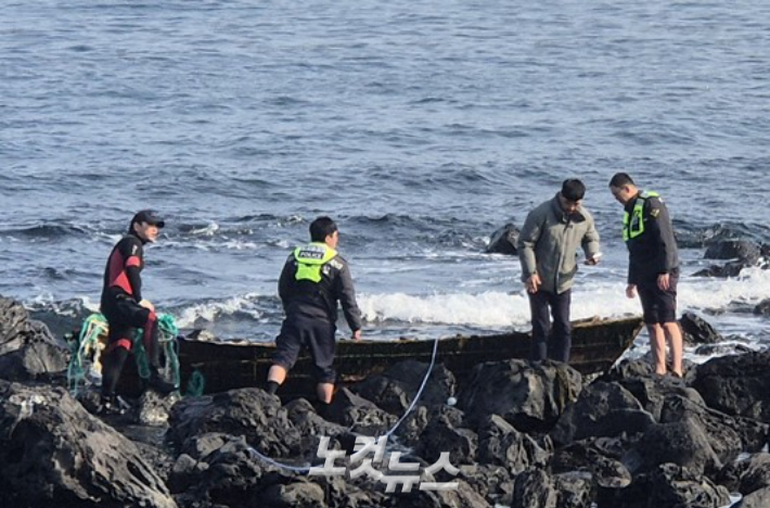 지난 1월 29일 제주시 애월읍 해안가에서 발견된 정체불명 목선. 독자 제공