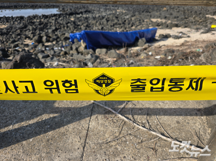 4일 오후 제주시 우도면 해안가에서 발견된 북한에서 떠내려온 것으로 추정되는 목선. 이창준 기자