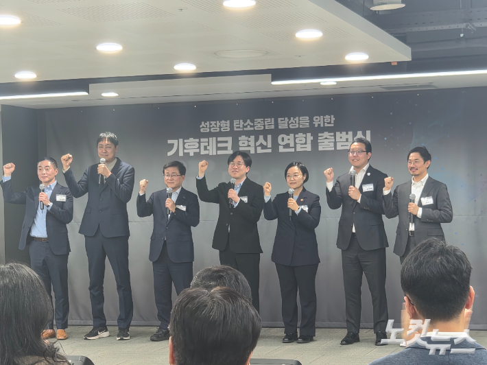 4일 서울 마포구 프론트원 5층 박병원홀에서 열린 '기후테크 혁신 연합 출범식'에서 기후에너지환경부 김성환 장관(왼쪽 세 번째)과 중소벤처기업부 한성숙 장관(왼쪽 다섯 번째)이 기후테크 기업가들과 기념사진을 찍는 모습. 기업가들은 왼쪽부터 수퍼빈 김정빈 대표, 소프트베리 박용희 대표, 식스티헤르츠 김종규 대표, 나라스페이스테크놀로지 박재필 대표, 엔씽 김혜연 대표. 최서윤 기자