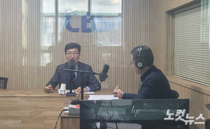 왼쪽부터 윤건영 충북교육감, 김종현 앵커. 충북CBS