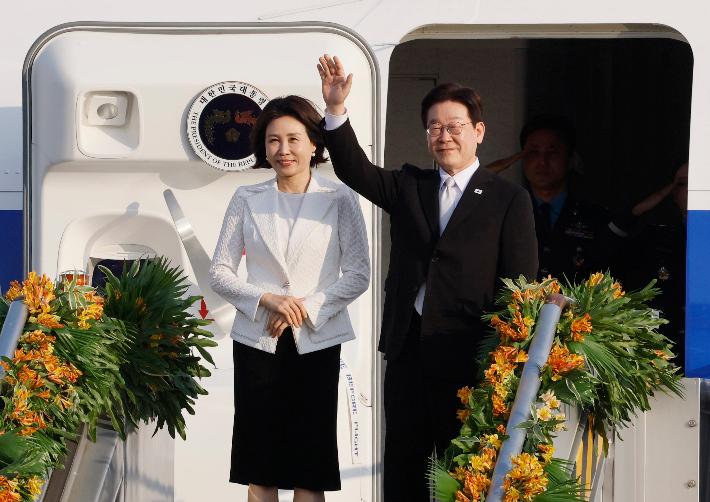 필리핀 국빈방문을 마친 이재명 대통령과 김혜경 여사가 4일 빌라모어 군공항 공군 1호기에서 환송객에게 인사하고 있다. 연합뉴스