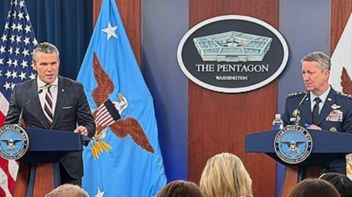 피트 헤그세스 미국 국방부(전쟁부) 장관이 4일(현지시간) 미 국방부 청사에서 닷새째 진행 중인 대이란 군사작전에 대해 언론 브리핑을 하고 있다. 연합뉴스