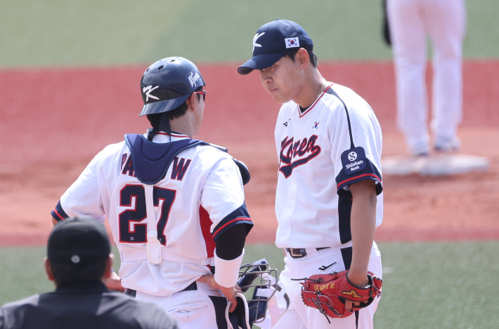 포수 박동원과 대화하는 소형준. 연합뉴스