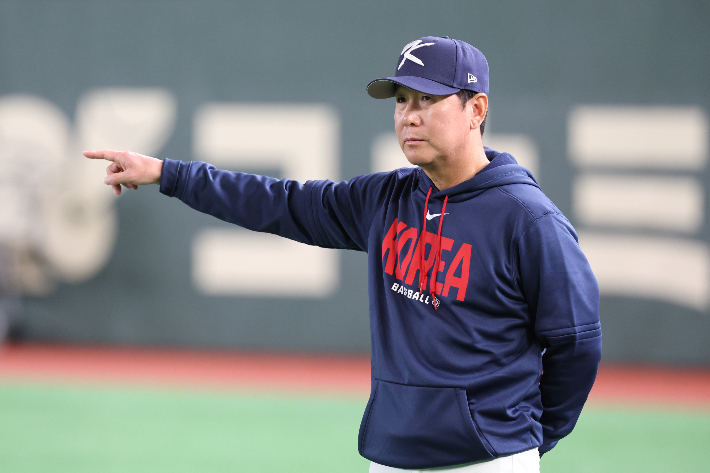 훈련 지시하는 류지현 감독. 연합뉴스