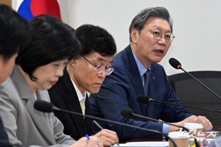 5일 서울 여의도 국회 의원회관에서 열린 중동 현안 관련 더불어민주당-재계 긴급 간담회에서 김창범 한국경제인협회 부회장이 발언을 하고 있다.