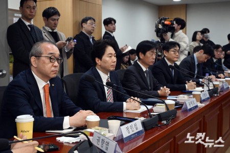 5일 서울 여의도 국회 의원회관에서 열린 중동 현안 관련 더불어민주당-재계 긴급 간담회에 정인섭 한화오션 사장, 윤영조 삼성전자 부사장, 이항수 현대자동차 부사장 등 기업인들이 참석하고 있다.