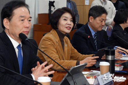 5일 서울 여의도 국회 의원회관에서 열린 중동 현안 관련 더불어민주당-재계 긴급 간담회에서 한정애 정책위의장이 발언을 하고 있다.