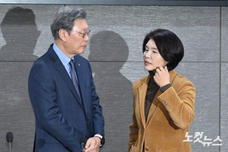 5일 서울 여의도 국회 의원회관에서 열린 중동 현안 관련 더불어민주당-재계 긴급 간담회에서 한정애 정책위의장과 김창범 한국경제인협회 부회장이 대화를 하고 있다.