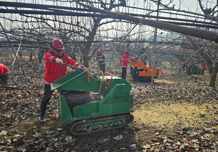 고창군이 영농부산물 파쇄 지원에 나선다. 고창군 제공