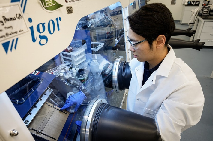 LG에너지솔루션에서 운영하는 FRL에서 연구원이 전고체 배터리를 연구하고 있다. LG에너지솔루션 제공