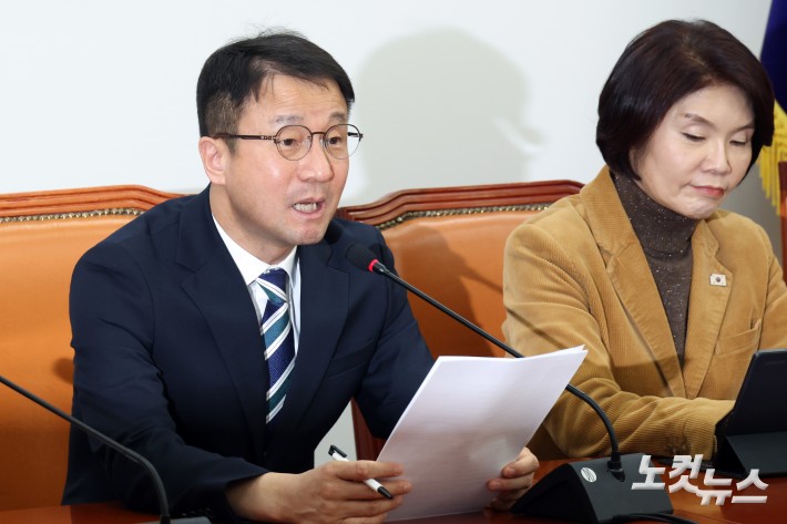 발언하는 한병도 원내대표