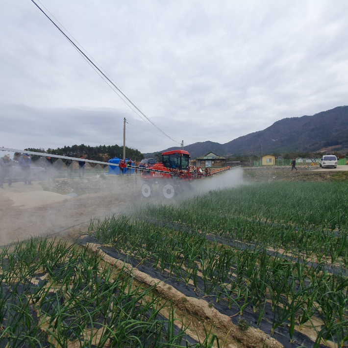 조생 양파 기계 방제작업. 고흥군 제공