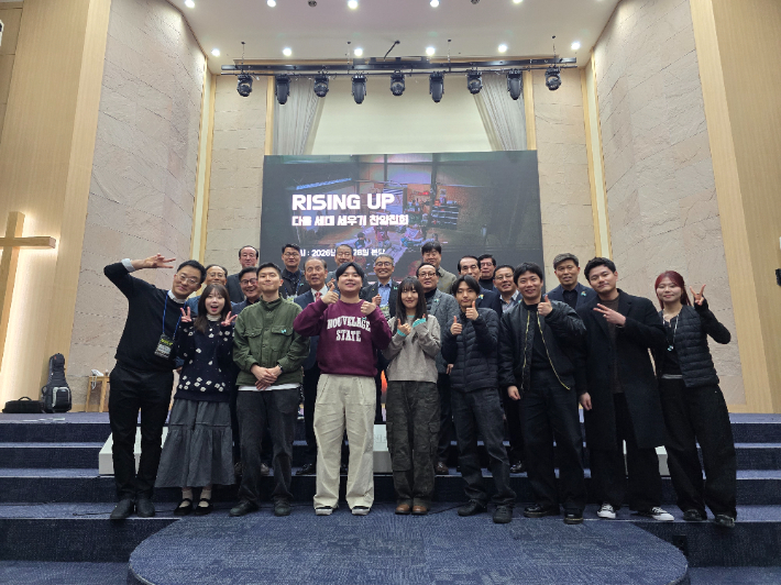 집회후 기프티드 찬양팀과 포항노회 남선교회연합회 임역원 단체사진. 사진 연합회 제공 