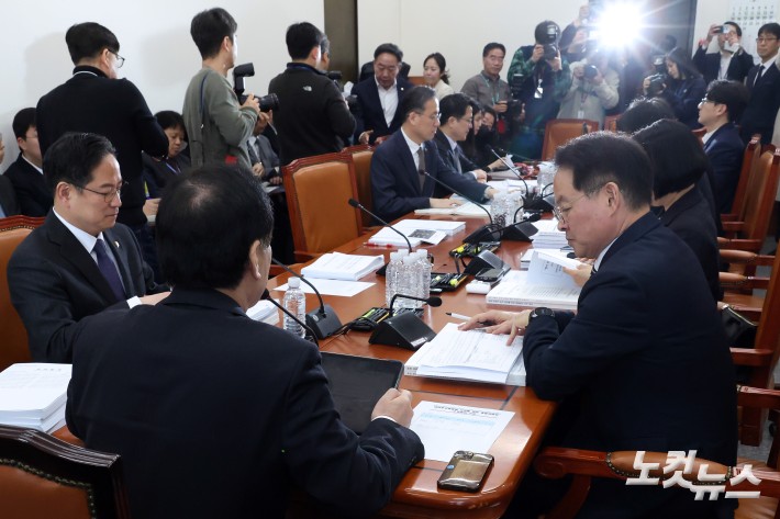 5일 서울 여의도 국회에서 열린 대미투자특별법처리를위한특별위원회 법안심사소위원회에서 정태호 소위원장이 회의를 주재하고 있다.