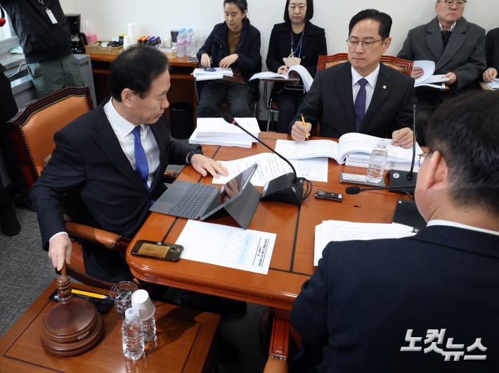 5일 서울 여의도 국회에서 열린 대미투자특별법처리를위한특별위원회 법안심사소위원회에서 정태호 소위원장이 의사봉을 두드리고 있다.