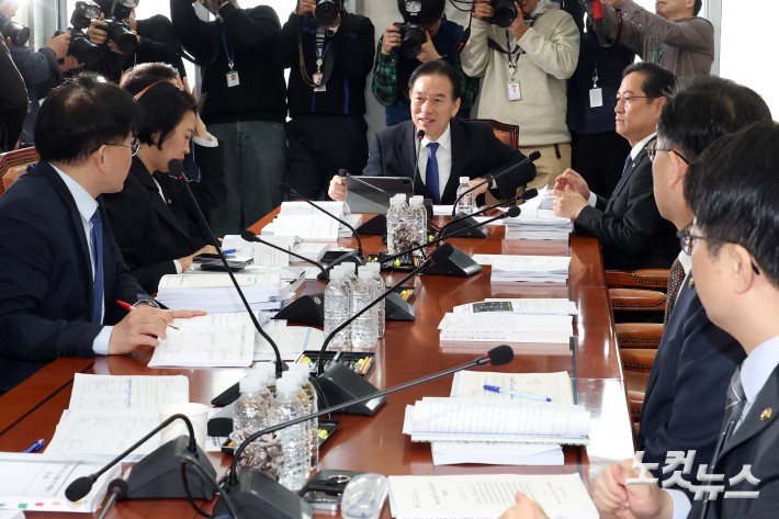 5일 서울 여의도 국회에서 열린 대미투자특별법처리를위한특별위원회 법안심사소위원회에서 정태호 소위원장이 의원들과 대화를 하고 있다.