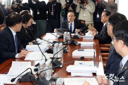5일 서울 여의도 국회에서 열린 대미투자특별법처리를위한특별위원회 법안심사소위원회에서 정태호 소위원장이 의원들과 대화를 하고 있다.