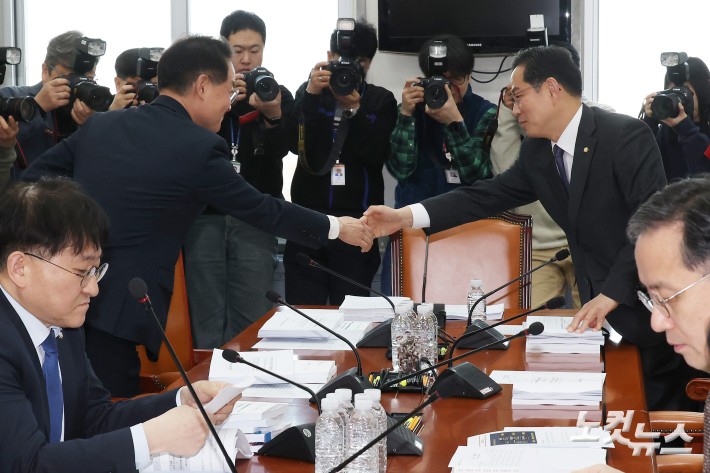 5일 서울 여의도 국회에서 열린 대미투자특별법처리를위한특별위원회 법안심사소위원회에서 더불어민주당 허영 의원과 국민의힘 박수영 의원이 악수를 하고 있다.