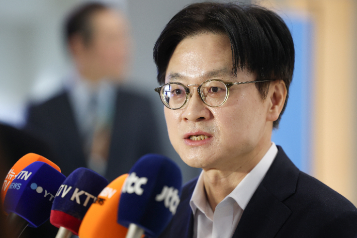 김정관 산업통상부 장관이 5일 인천국제공항을 통해 캐나다로 출국하며 취재진의 질문에 답하고 있다. 연합뉴스