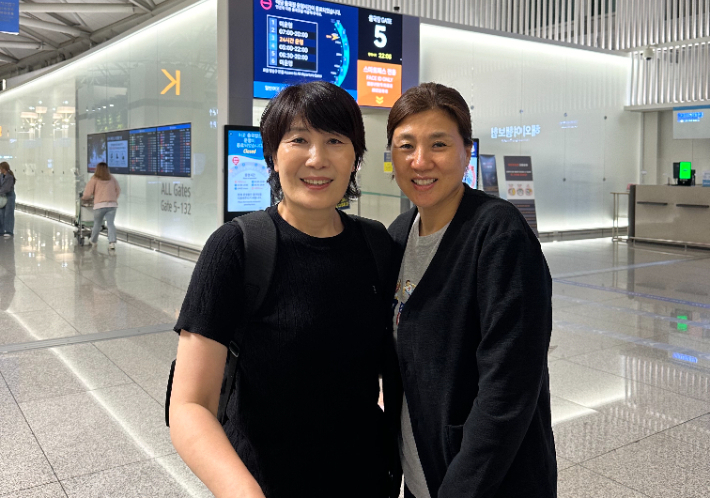 이도희(왼쪽) 감독과 장윤희 중앙여고 감독. 팀큐브 제공