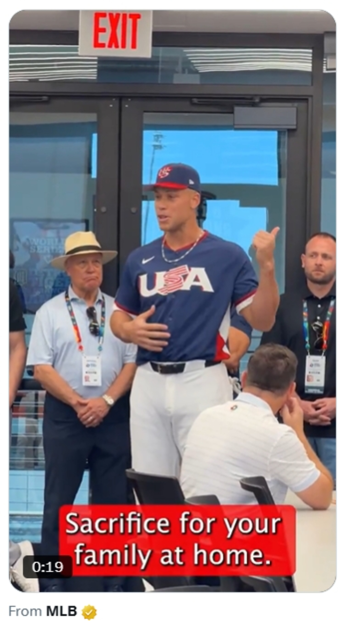 미국 야구 대표팀 주장 애런 저지가 팀 동료들과 미팅에서 연설하는 모습. 메이저 리그 X 캡처 