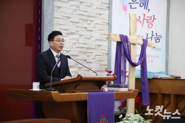 대전교회 창립113주년 및 3.1절 기념예배 인도중인 성희경 담임목사. 김일현 선교국장