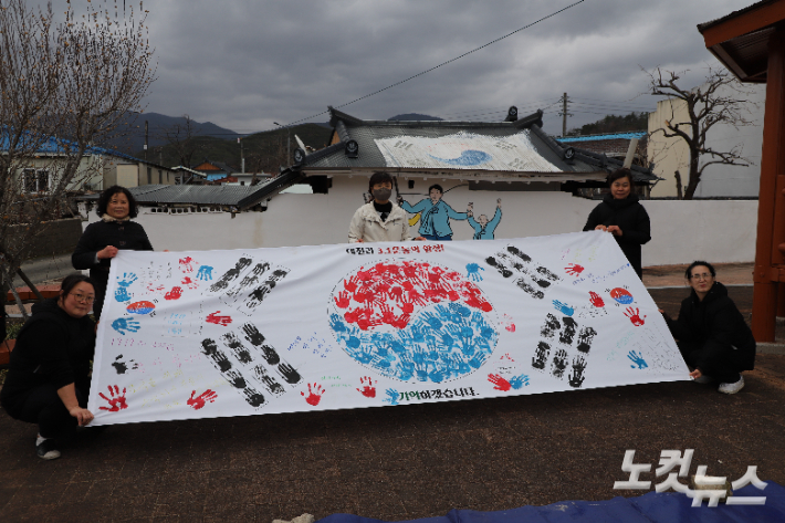 삼일절 기념식후 대전3.1의거 기념관앞에서 손도장 태극기 퍼포먼스. 김일현 선교국장