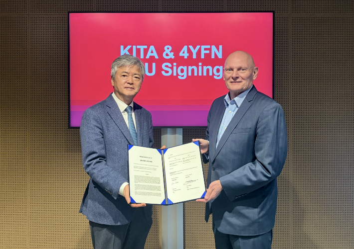 이인호(왼쪽) 한국무역협회 상근부회장과 존 호프만 GSMA 대표. 무역협회 제공