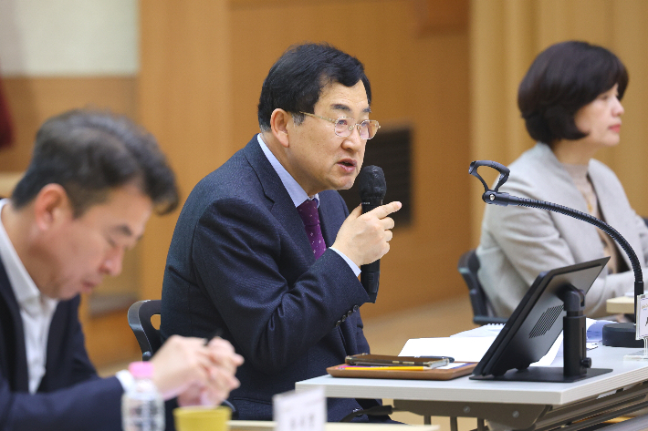 주낙영 경주시장이 5일 시청 알천홀에서 열린 읍면동장회의에서 지방선거를 앞두고 공직기강 확립과 공무원의 정치적 중립 준수를 강조하고 있다. 경주시 제공