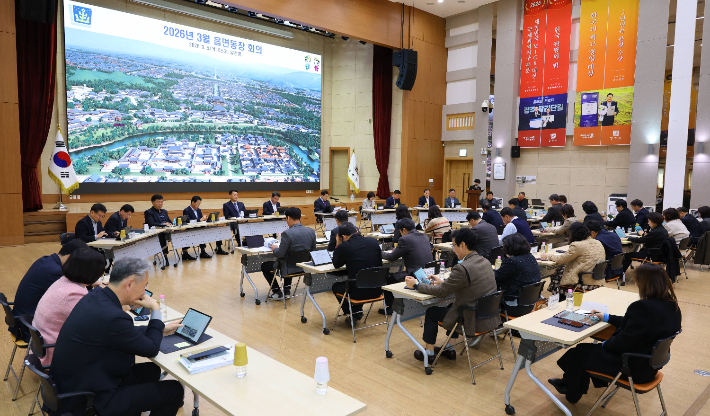 주낙영 경주시장이 5일 시청 알천홀에서 열린 읍면동장회의에서 지방선거를 앞두고 공직기강 확립과 공무원의 정치적 중립 준수를 강조하고 있다. 경주시 제공