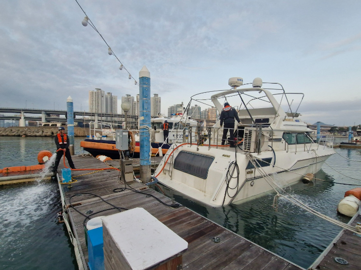5일 부산 수영만 요트경기장에서 요트 1척이 침수돼 해경이 배수 작업을 벌이고 있다. 부산해양경찰서 제공 