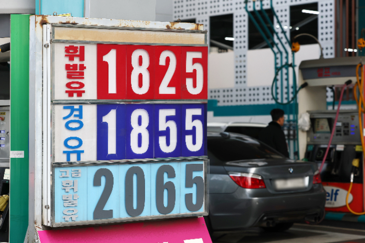 지난달 28일(현지시간) 발발한 미국과 이스라엘의 이란 공습 여파로 국내 주유소 휘발유와 경유 가격이 가파르게 상승하고 있는 5일 서울의 한 주유소에 유류 가격이 표시돼 있다. 연합뉴스