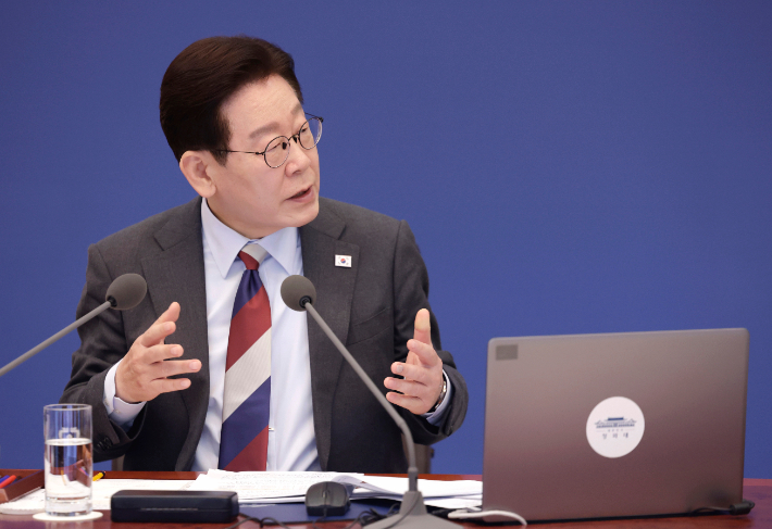 이재명 대통령이 5일 청와대에서 열린 중동 상황 대응책 논의를 위한 국무회의에서 발언하고 있다. 연합뉴스