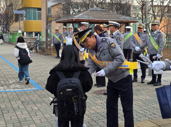 전북 경찰이 어린이 교통안전 캠페인에 나섰다. 전북경찰청 제공