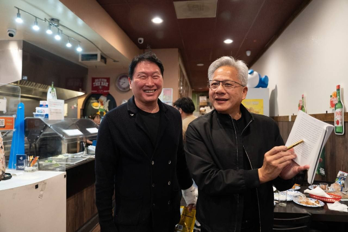 지난달 5일 미국 캘리포니아 산타클라라의 한국식 호프집 '99치킨'에서 회동한 최태원 SK그룹 회장과 젠슨 황 엔비디아 최고경영자. 연합뉴스