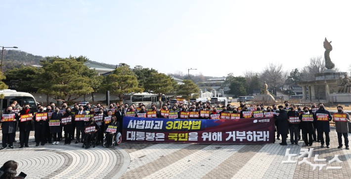 장동혁 국민의힘 대표가 5일 오전 서울 종로구 청와대 사랑채 앞 분수대에서 열린 현장 의원총회에서 마무리 발언을 하고 있다.