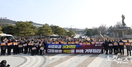 장동혁 국민의힘 대표가 5일 오전 서울 종로구 청와대 사랑채 앞 분수대에서 열린 현장 의원총회에서 마무리 발언을 하고 있다.